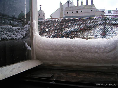 Verschneites Fensterbrett